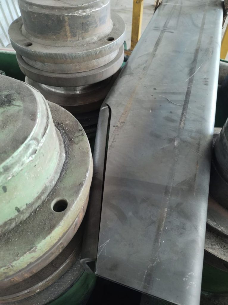 Fabricación industrial de largueros en ACEROTEK — vista 3