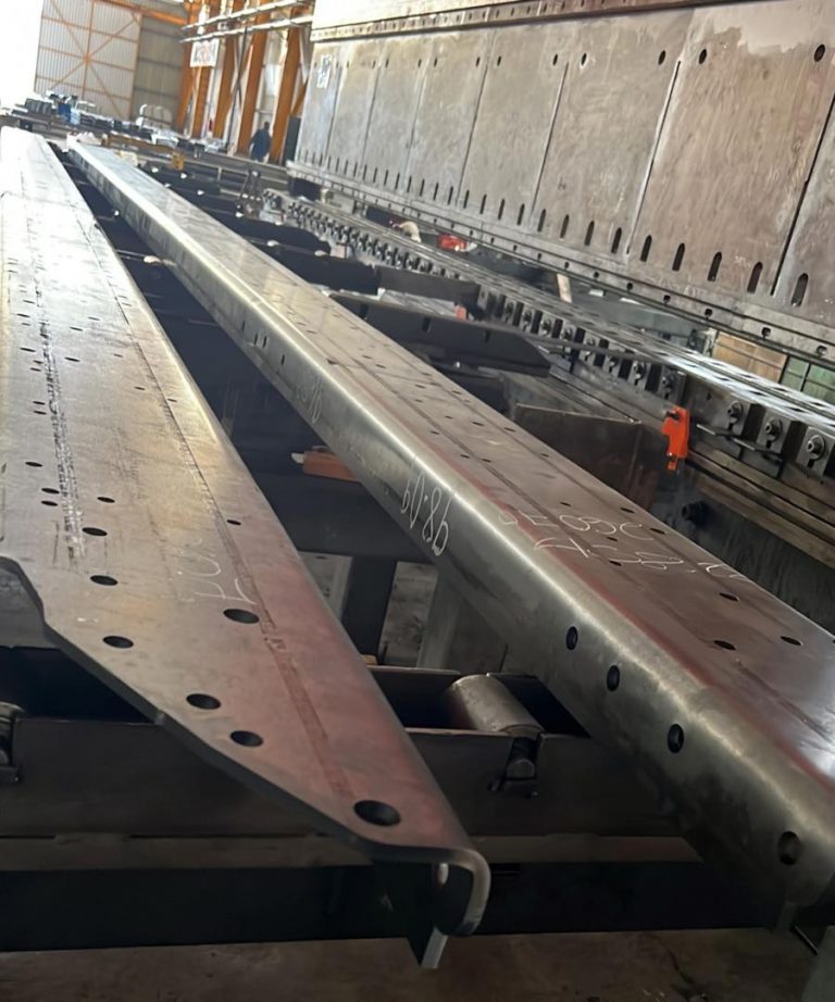 Fabricación industrial de largueros en ACEROTEK