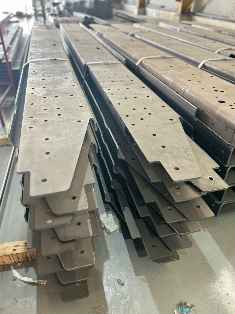 Fabricación industrial de largueros en ACEROTEK — vista 2