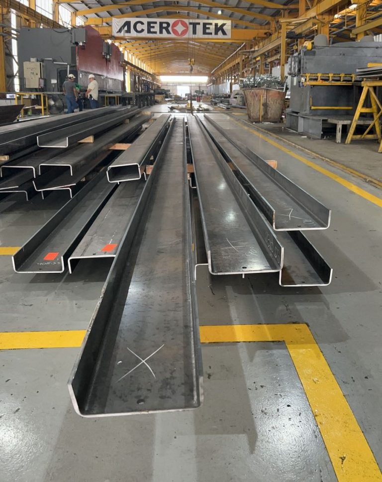 Fabricación industrial de largueros en ACEROTEK