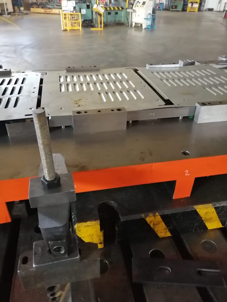Instalaciones de estampado de componentes metálicos en ACEROTEK Industrial